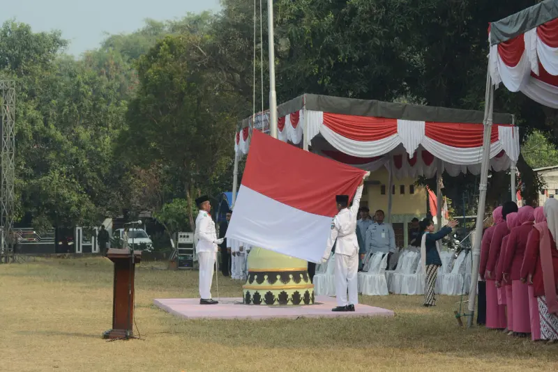 pengibaran bendera merah putih memperingati HUT RI ke-81 kecamatan bareng